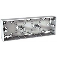 Монтажная коробка для открытого монтажа трехместная Unica MGU8.006.18